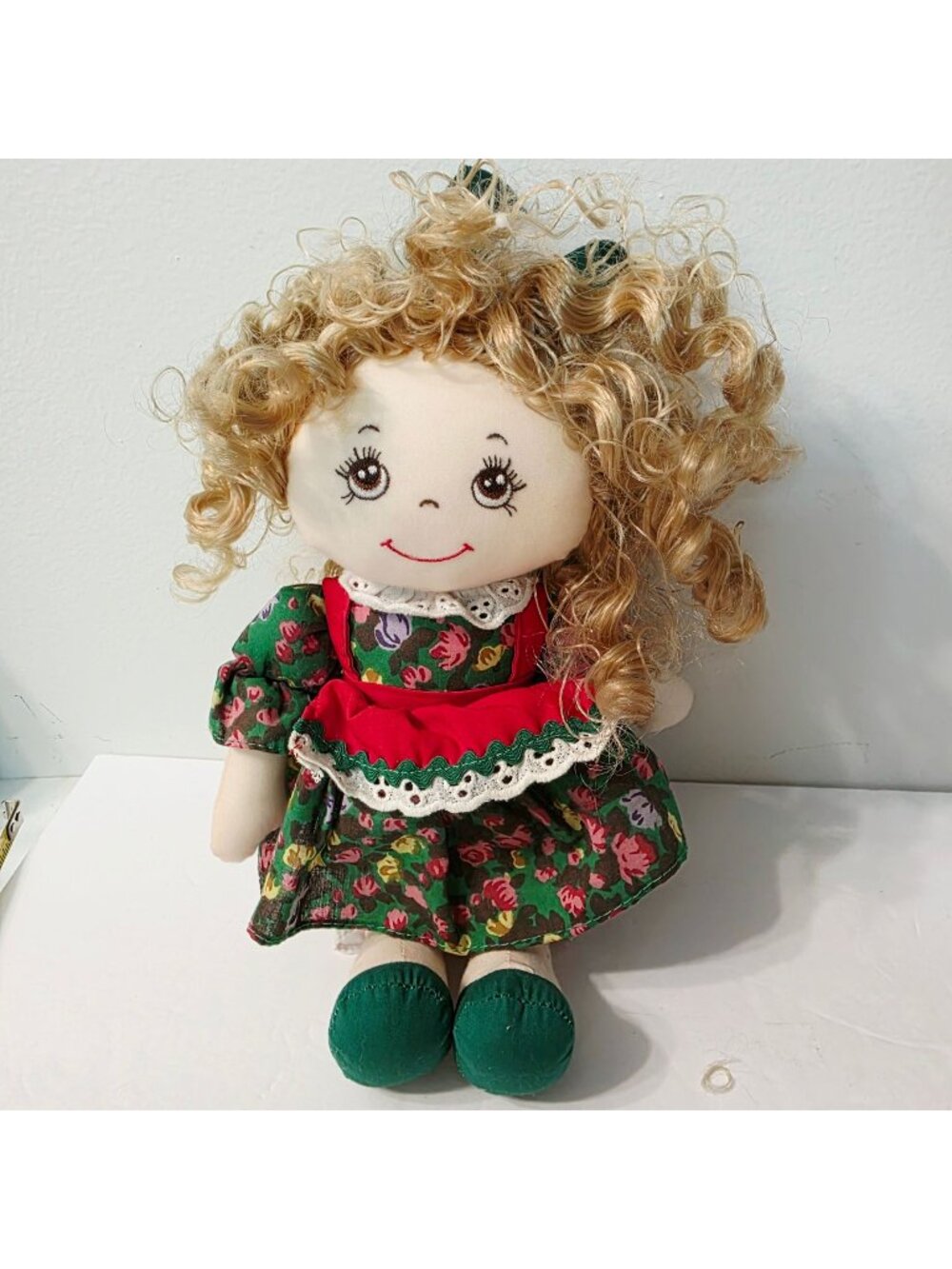 Vtg Rag Doll Commonwealth Blonde Curly Hair Green Floral Dress Embroidered Face